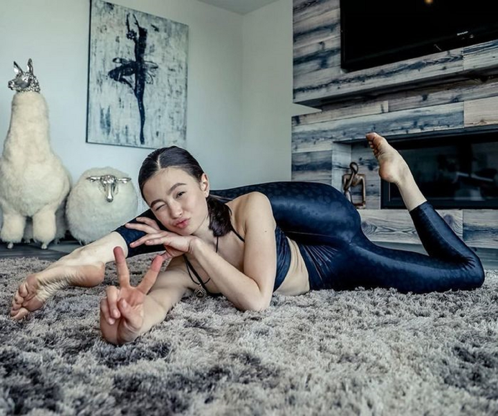 Cô gái ‘không xương’ có thể 'bẻ cong' cơ thể tùy ý vô tình bén duyên Hollywood - 1