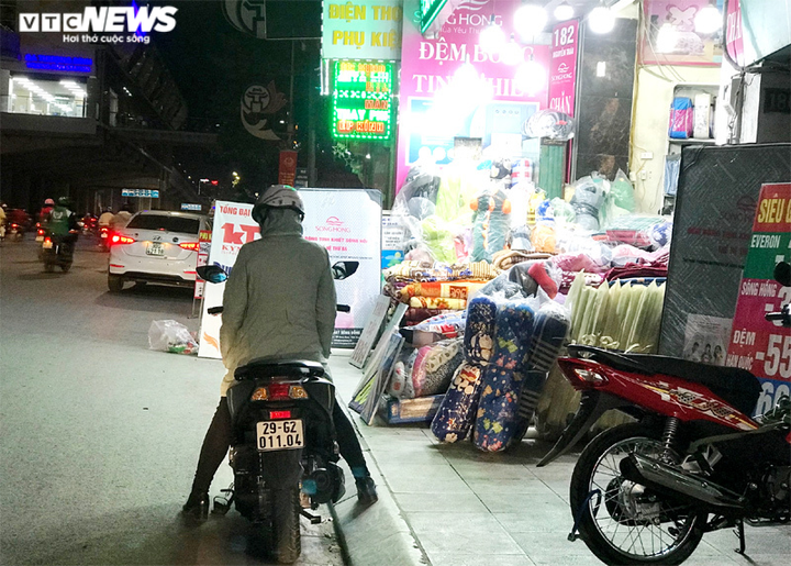 Vỉa hè gần như bị 'cướp' hết, lấy đâu chỗ mà đi bộ? - 2