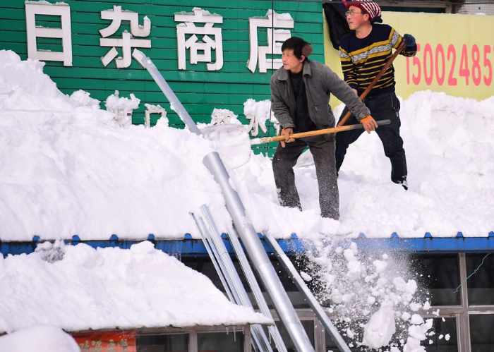 Ảnh: Dân Trung Quốc vật lộn chống bão tuyết khủng khiếp - 1
