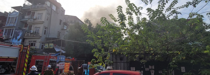 Hà Nội: Giải cứu 4 người mắc kẹt trong đám cháy ở khu tập thể Thành Công - 2