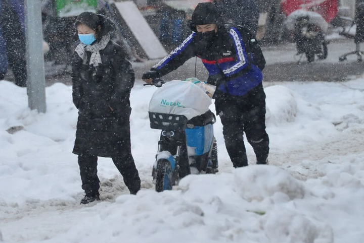 Ảnh: Dân Trung Quốc vật lộn chống bão tuyết khủng khiếp - 5
