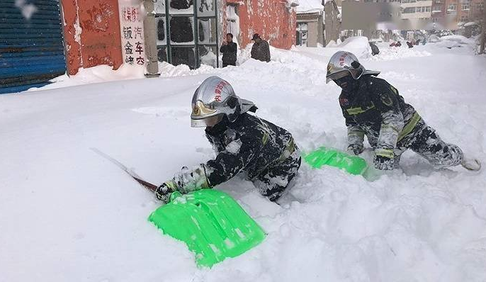 Ảnh: Dân Trung Quốc vật lộn chống bão tuyết khủng khiếp - 6