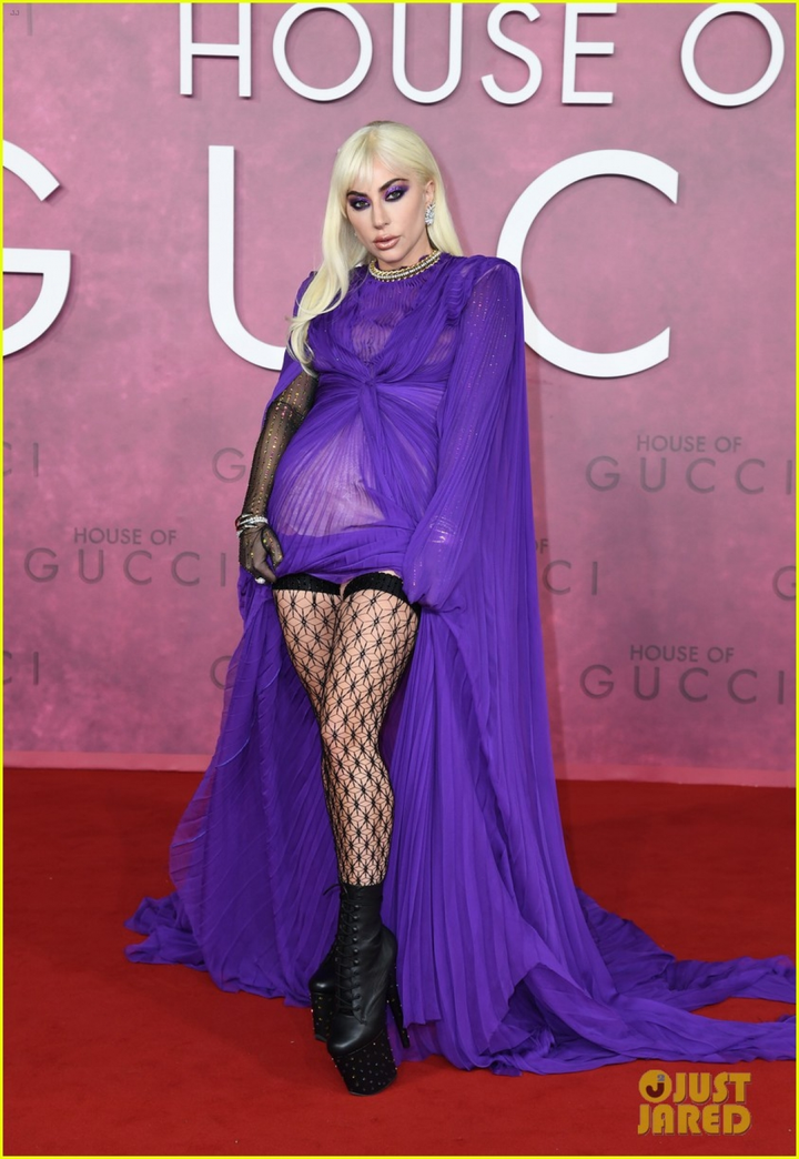 Màn tung váy ấn tượng của Lady Gaga tại buổi công chiếu phim - 8