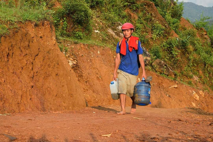 Thầy hiệu phó 20 năm 'bám' đất nghèo, xây 40 điểm trường mới - 1