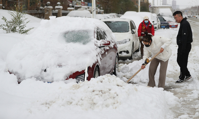 Ảnh: Dân Trung Quốc vật lộn chống bão tuyết khủng khiếp - 8