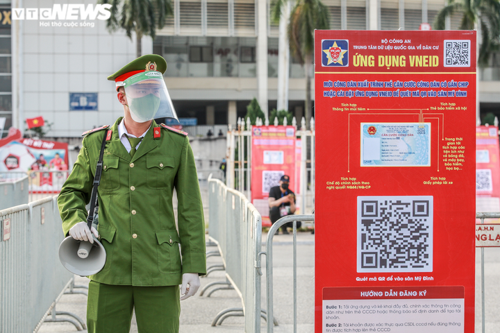 Người hâm mộ đến Mỹ Đình tiếp sức tuyển Việt Nam đấu Nhật Bản - 10