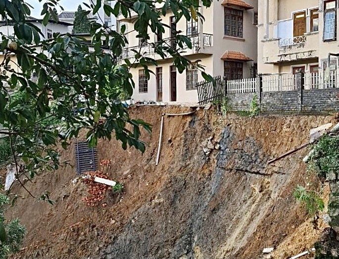 Ảnh: Sạt lở đất kinh hoàng, Đà Lạt di dời khẩn cấp nhiều hộ dân - 2