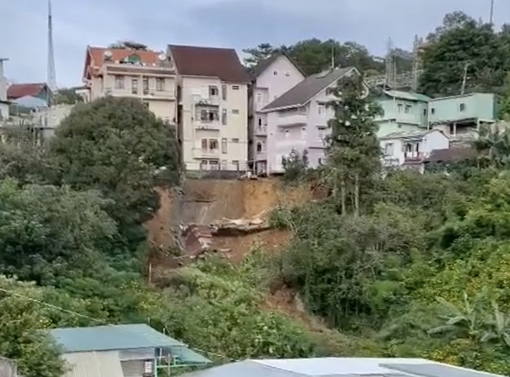 Ảnh: Sạt lở đất kinh hoàng, Đà Lạt di dời khẩn cấp nhiều hộ dân - 1