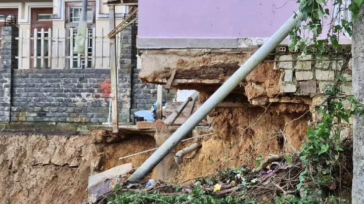 Ảnh: Sạt lở đất kinh hoàng, Đà Lạt di dời khẩn cấp nhiều hộ dân - 7