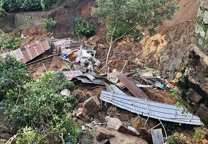 Ảnh: Sạt lở đất kinh hoàng, Đà Lạt di dời khẩn cấp nhiều hộ dân - 5