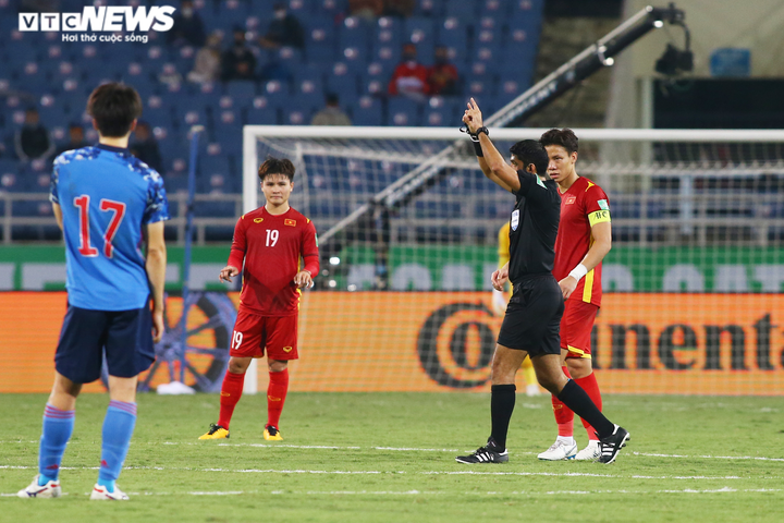 Ảnh: Tuyển Việt Nam nín thở chờ VAR, Quang Hải bắt chước trọng tài - 6