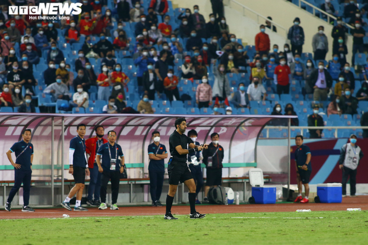 Ảnh: Tuyển Việt Nam nín thở chờ VAR, Quang Hải bắt chước trọng tài - 7