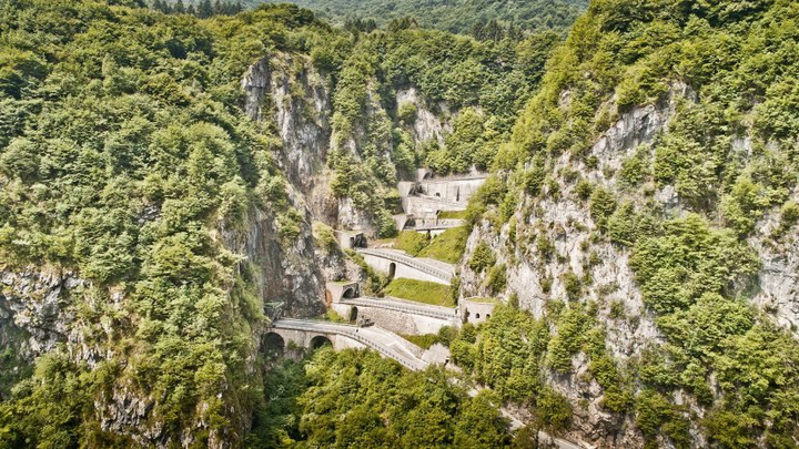 ‘Con đường 100 ngày’ gây thót tim với 8 khúc cua ngoạn mục khoét thẳng vào núi - 1