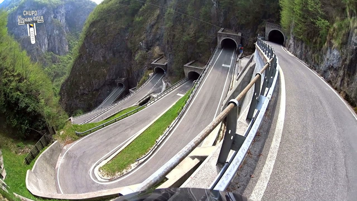 ‘Con đường 100 ngày’ gây thót tim với 8 khúc cua ngoạn mục khoét thẳng vào núi - 2