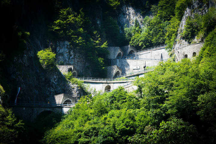 ‘Con đường 100 ngày’ gây thót tim với 8 khúc cua ngoạn mục khoét thẳng vào núi - 8