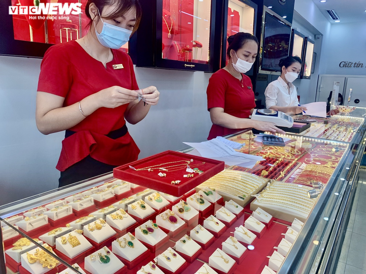 Giá vàng lên cao nhất năm, giao dịch trầm lắng - 2