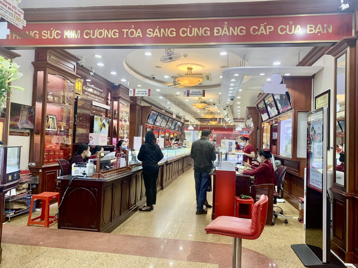 Giá vàng lên cao nhất năm, giao dịch trầm lắng - 3