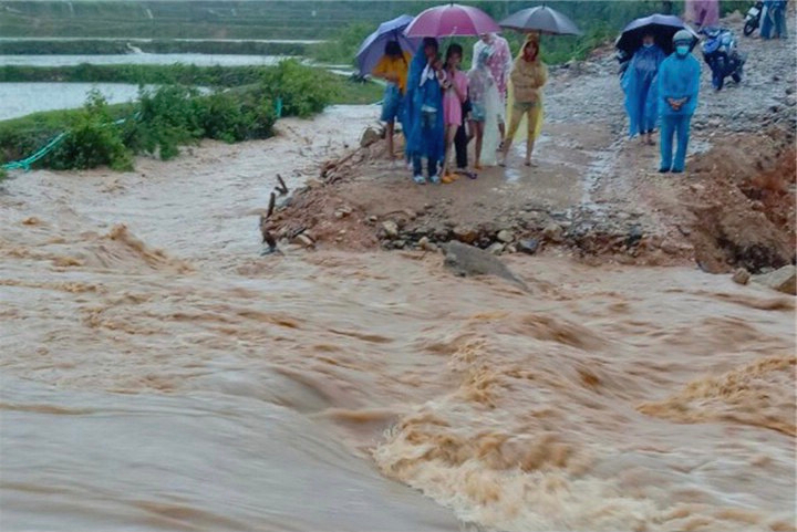 Thời tiết ngày 12/11: Mưa lớn ở miền Trung diễn biến phức tạp, nguy cơ sạt lở - 1