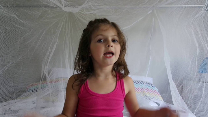 Bé gái 5 tuổi cứu mạng hàng triệu trẻ em châu Phi từ một đêm ngồi coi tivi - 1