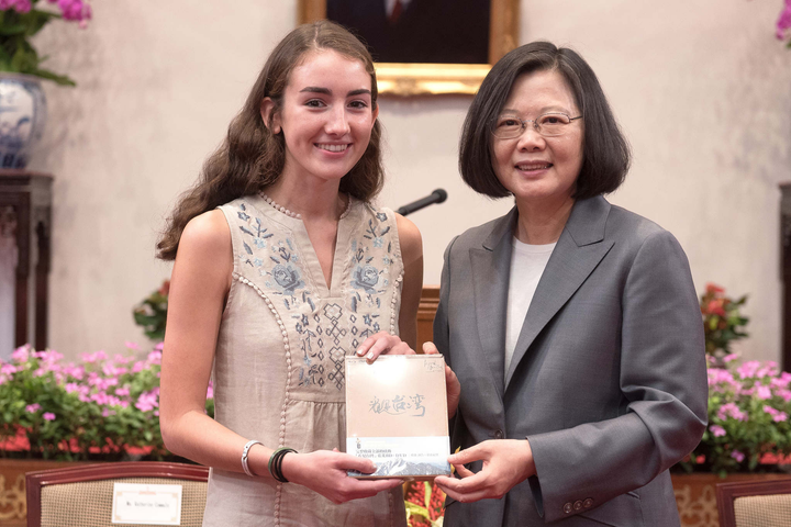 Bé gái 5 tuổi cứu mạng hàng triệu trẻ em châu Phi từ một đêm ngồi coi tivi - 5