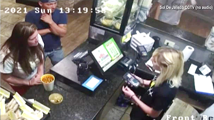 Khách nữ hung tợn hất hộp súp cay nóng vào mặt quản lý nhà hàng gây phẫn nộ - 1