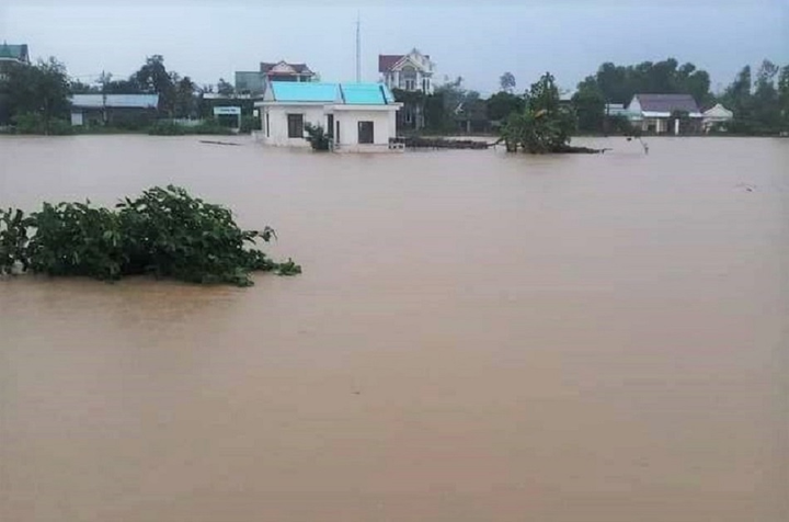Lũ dâng trong đêm, hàng trăm nhà dân ở Quảng Ngãi chìm trong biển nước - 1