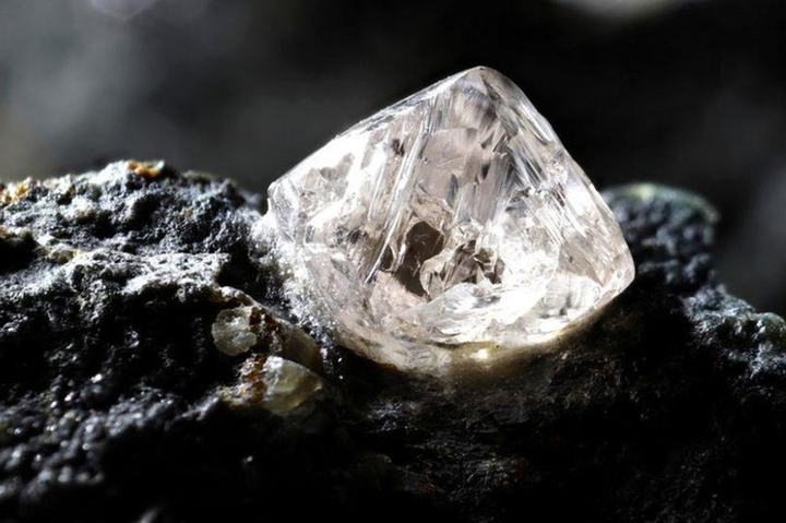  Viên kim cương nằm sâu lòng Trái đất chứa khoáng chất chưa từng thấy - 1