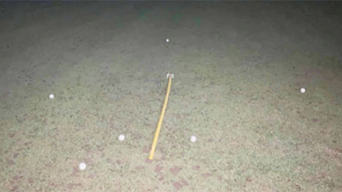 Sân bóng đá Hà Tĩnh biến thành nơi tập golf 'chui' - 1