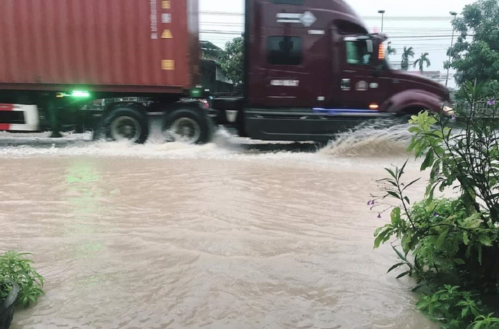Lũ dâng trong đêm, hàng trăm nhà dân ở Quảng Ngãi chìm trong biển nước - 2