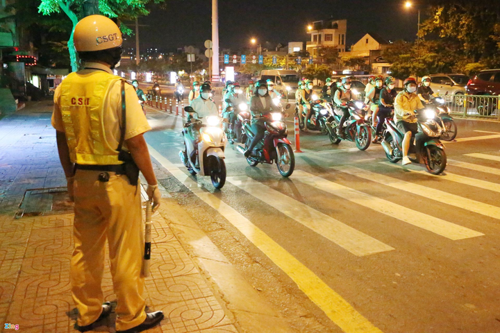 TP.HCM: Bị CSGT thổi phạt, tài xế gọi điện thoại nhờ can thiệp - 1