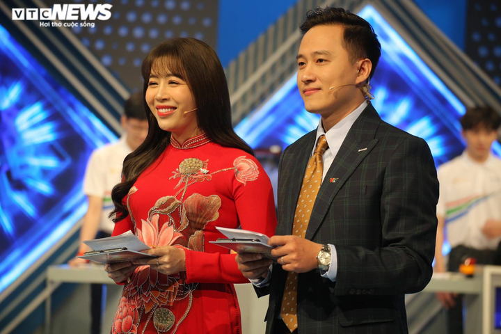 Ảnh: Nam sinh thi Olympia xúc động với những lời gửi gắm từ các bạn tại điểm cầu - 2