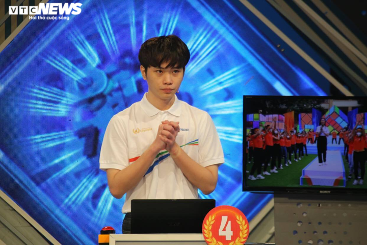 Ảnh: Nam sinh thi Olympia xúc động với những lời gửi gắm từ các bạn tại điểm cầu - 7