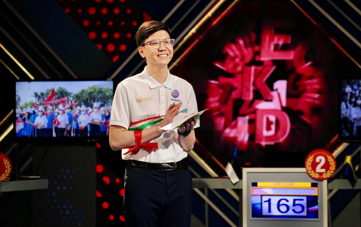 Ảnh: Nam sinh thi Olympia xúc động với những lời gửi gắm từ các bạn tại điểm cầu - 4