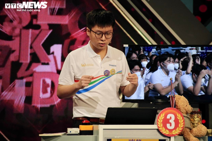 Ảnh: Nam sinh thi Olympia xúc động với những lời gửi gắm từ các bạn tại điểm cầu - 5