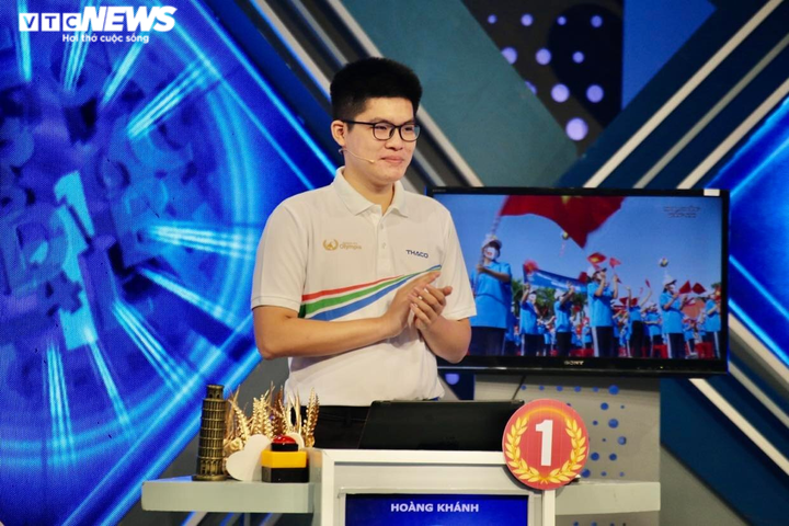Ảnh: Nam sinh thi Olympia xúc động với những lời gửi gắm từ các bạn tại điểm cầu - 3