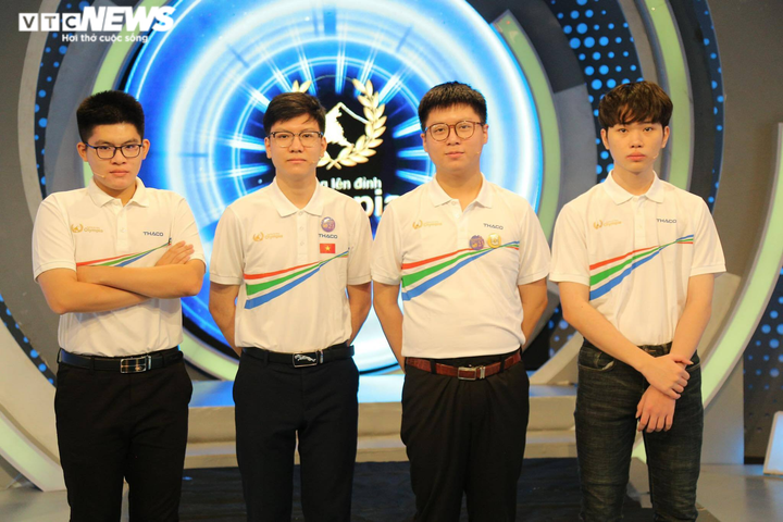 Ảnh: Nam sinh thi Olympia xúc động với những lời gửi gắm từ các bạn tại điểm cầu - 1