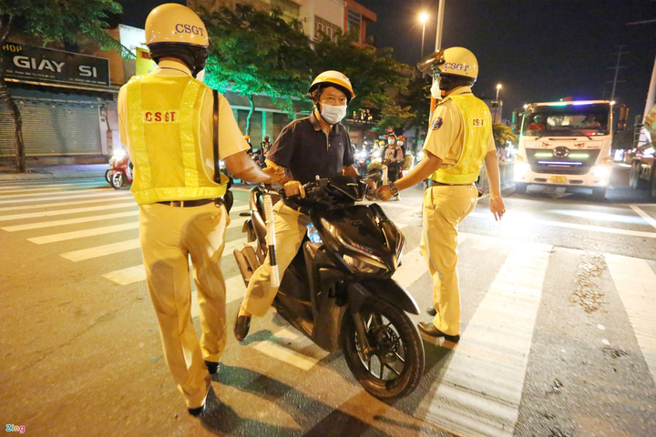TP.HCM: Bị CSGT thổi phạt, tài xế gọi điện thoại nhờ can thiệp - 2