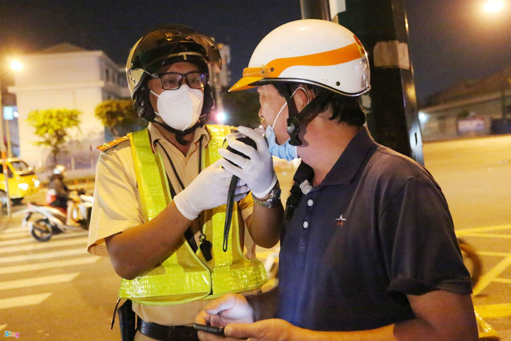 TP.HCM: Bị CSGT thổi phạt, tài xế gọi điện thoại nhờ can thiệp - 3