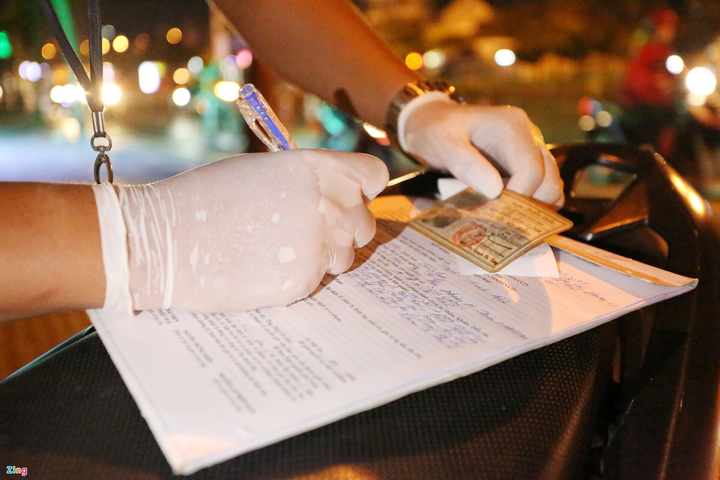 TP.HCM: Bị CSGT thổi phạt, tài xế gọi điện thoại nhờ can thiệp - 7