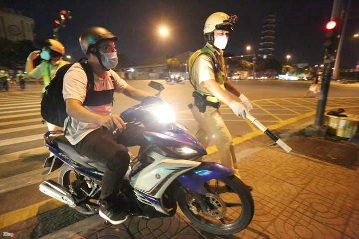 TP.HCM: Bị CSGT thổi phạt, tài xế gọi điện thoại nhờ can thiệp - 5