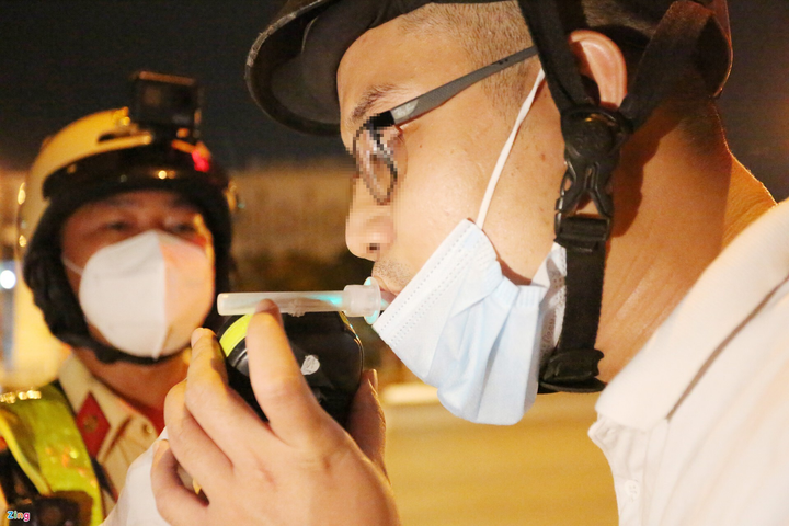 TP.HCM: Bị CSGT thổi phạt, tài xế gọi điện thoại nhờ can thiệp - 6