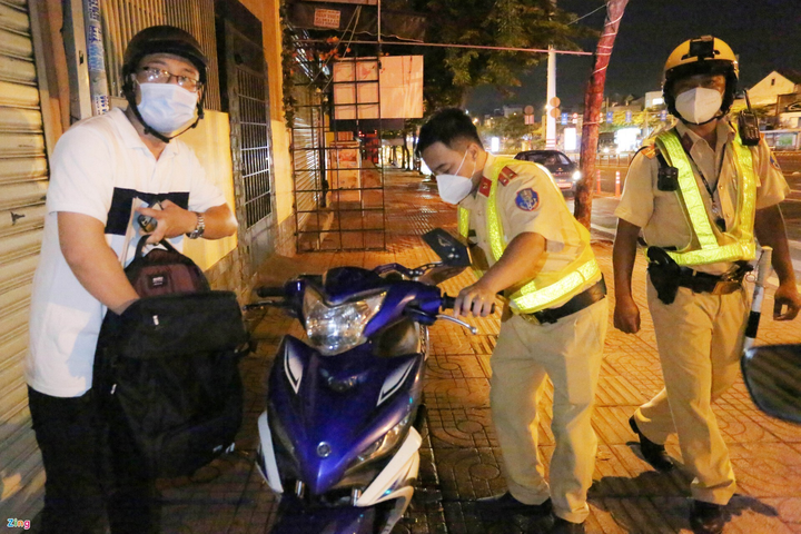 TP.HCM: Bị CSGT thổi phạt, tài xế gọi điện thoại nhờ can thiệp - 8