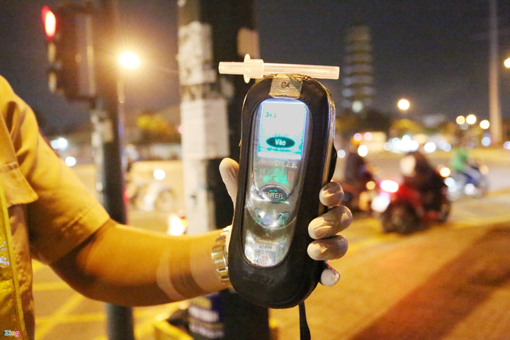 TP.HCM: Bị CSGT thổi phạt, tài xế gọi điện thoại nhờ can thiệp - 4