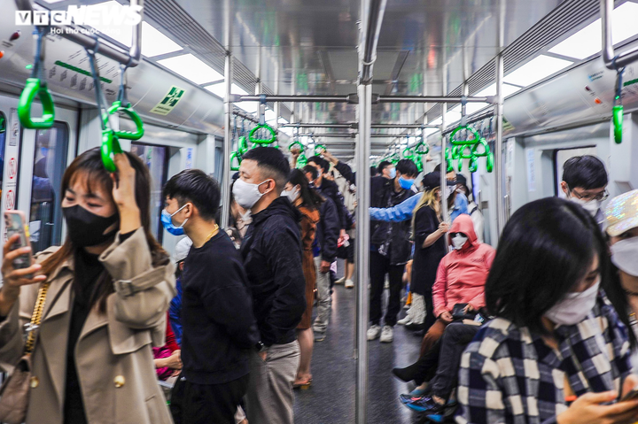 Ảnh: Tàu điện trên cao Cát Linh - Hà Đông 'hút' giới trẻ dịp cuối tuần - 12