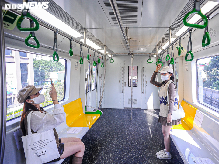 Ảnh: Tàu điện trên cao Cát Linh - Hà Đông 'hút' giới trẻ dịp cuối tuần - 5