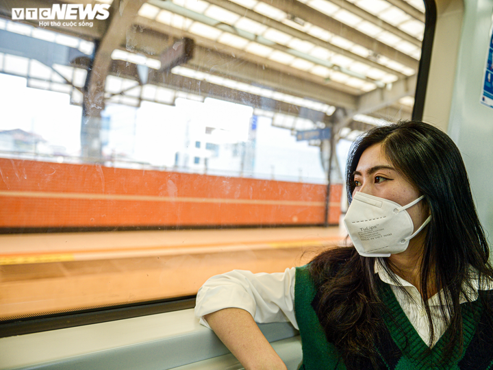 Ảnh: Tàu điện trên cao Cát Linh - Hà Đông 'hút' giới trẻ dịp cuối tuần - 7