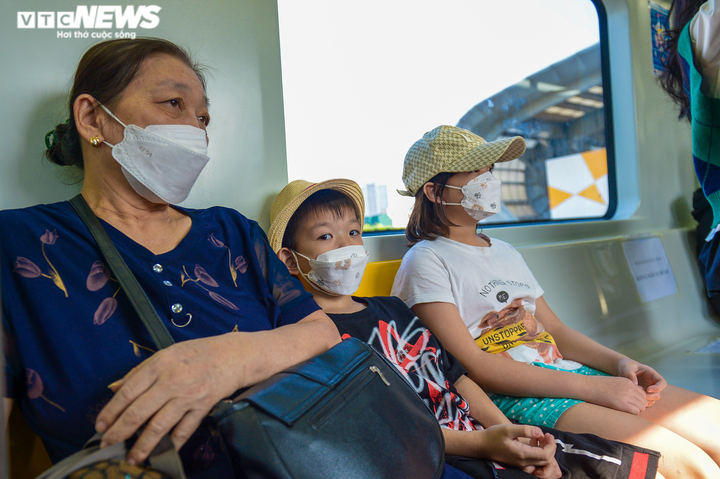 Ảnh: Tàu điện trên cao Cát Linh - Hà Đông 'hút' giới trẻ dịp cuối tuần - 10