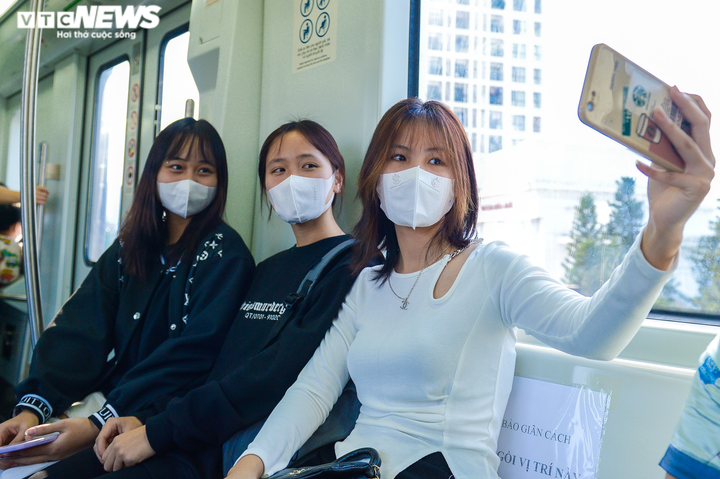 Ảnh: Tàu điện trên cao Cát Linh - Hà Đông 'hút' giới trẻ dịp cuối tuần - 4