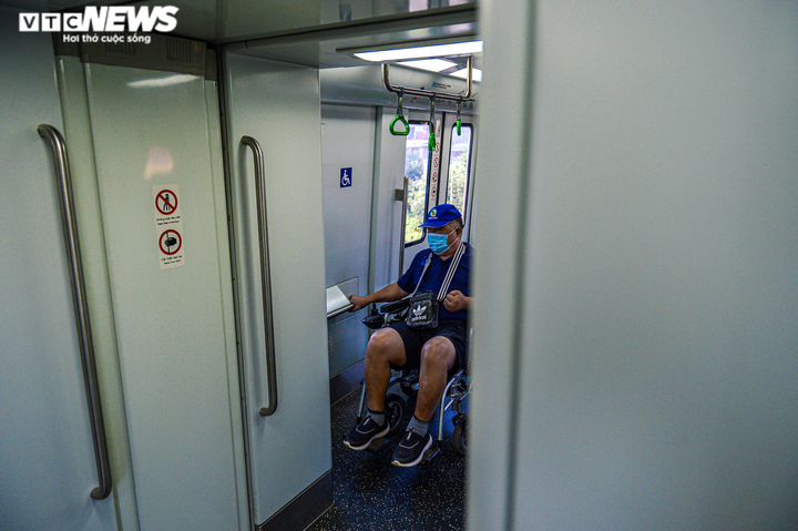 Ảnh: Tàu điện trên cao Cát Linh - Hà Đông 'hút' giới trẻ dịp cuối tuần - 11