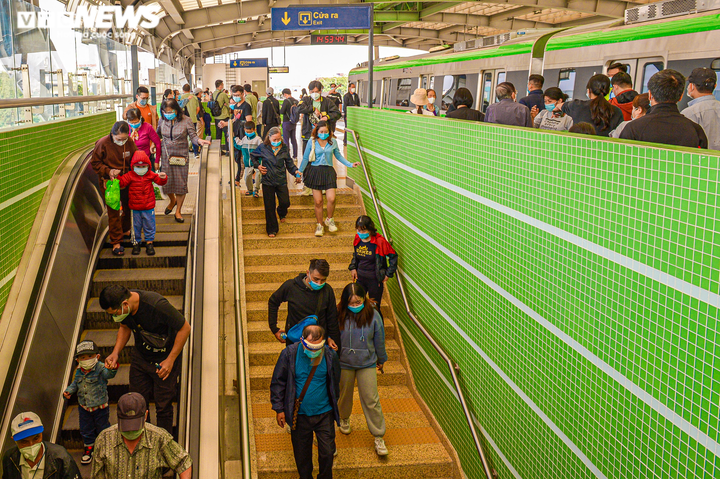 Ảnh: Tàu điện trên cao Cát Linh - Hà Đông 'hút' giới trẻ dịp cuối tuần - 1